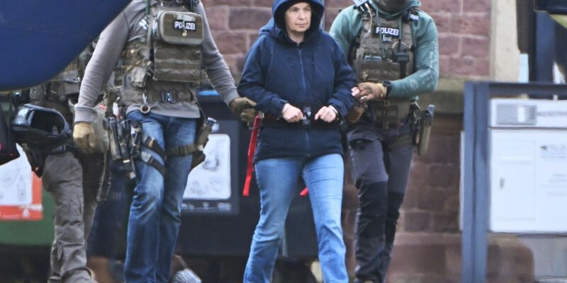 Die frühere RAF-Terroristin Daniela Klette zu einem Hubschrauber geführt. Auf der Suche nach Garweg und Staub stellen sich die Ermittler auf eine längere Fahndung ein. - Foto: Uli Deck/dpa