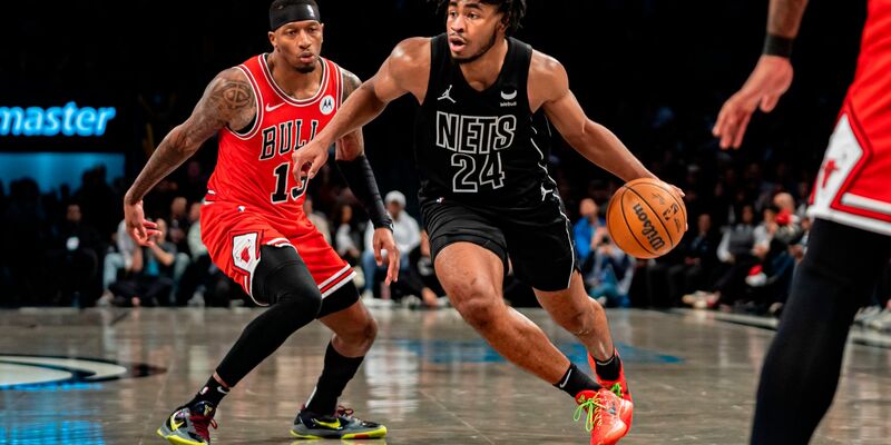 Brooklyns Cam Thomas (24)zieht gegen Chicagos Torrey Craig (13)  zum Korb. - Foto: Peter K. Afriyie/AP/dpa