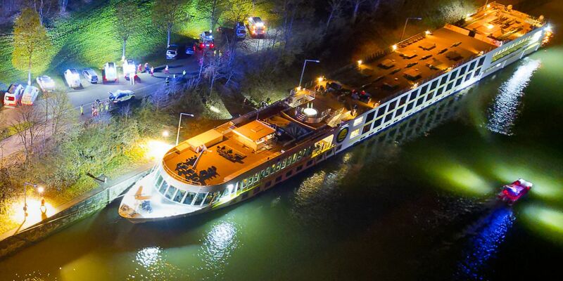 Ein bulgarisches Kreuzfahrtschiff ist in Aschach an der Donau im Schleusenbereich gegen eine Betonmauer geprallt. - Foto: Team Fotokerschi / Martin Schari/APA/dpa