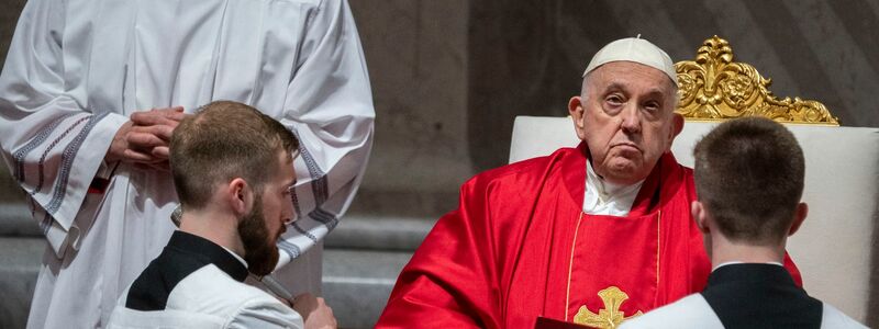 Papst Franziskus leitet die Passionsliturgie am Karfreitag im Petersdom. - Foto: Domenico Stinellis/AP/dpa