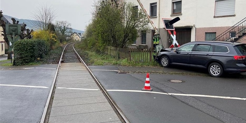 POL-PDWIL: Verkehrsunfall am Bahnübergang in Reil - Foto: presseportal.de