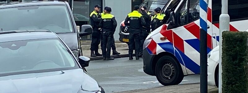 In der niederländischen Stadt Ede rückte die Polizei aufgrund einer Geiselnahme zu einem Großeinsatz aus. - Foto: Aleksandar Furtula/AP/dpa