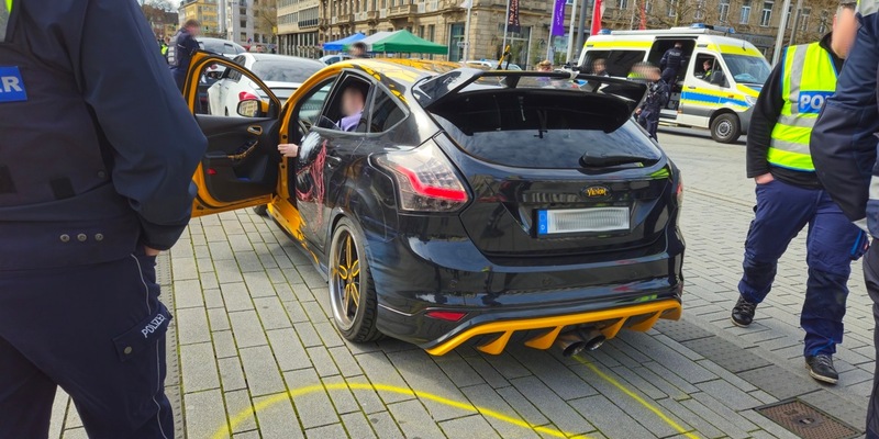 POL-D: Car-Freitag - Polizei Düsseldorf zeigt Rot für Raser, Poser und illegales Tuning - Dutzende Fahrzeuge kontrolliert - Foto: presseportal.de