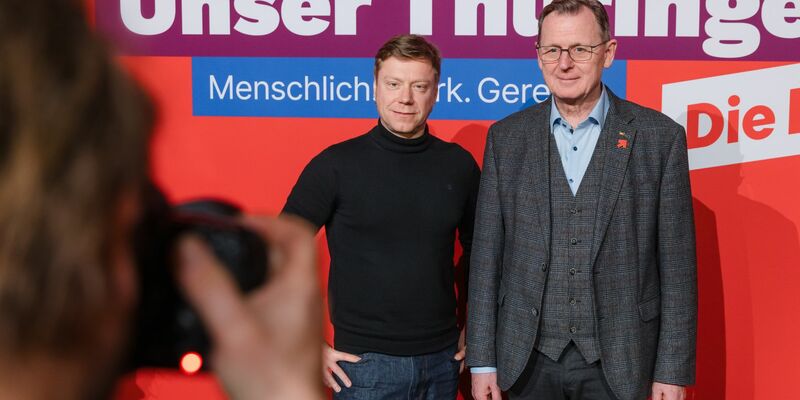 Bundes-Parteivorsitzender Martin Schirdewan (l) und Thüringens Ministerpräsident Bodo Ramelow am Rande des Landesparteitags der Linken Thüringen. - Foto: Michael Reichel/dpa