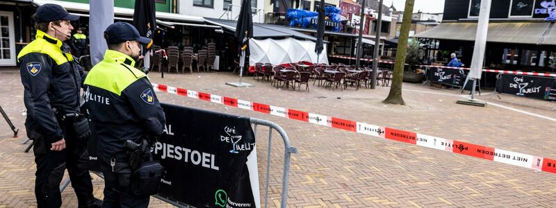 Nach der beendeten Geiselnahme in einem Café im niederländischen Ede werden die Spuren gesichert. - Foto: Christoph Reichwein/dpa