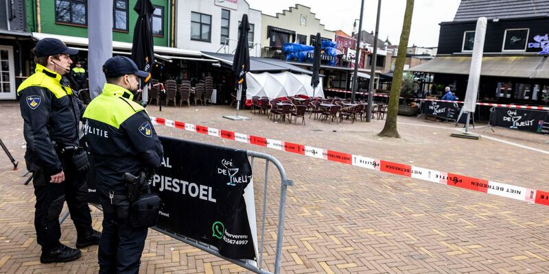 Nach der beendeten Geiselnahme in einem Café im niederländischen Ede werden die Spuren gesichert. - Foto: Christoph Reichwein/dpa