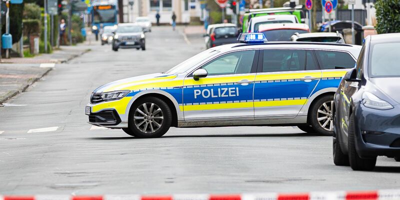 In Nienburg in Niedersachsen ist bei einem Polizeieinsatz ein Mann tödlich verletzt worden. Eine Polizistin wurde angeschossen. - Foto: Moritz Frankenberg/dpa