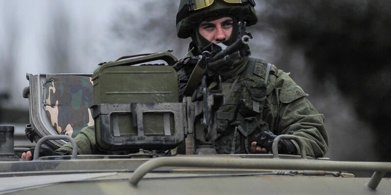 Ein russischer Soldat auf der Krim. - Foto: Andrew Lubimov/dpa/AP/obs