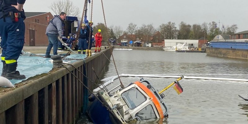 WSPI-OLD: Gesunkenes Boot im Binnenhafen von Brake - Foto: presseportal.de