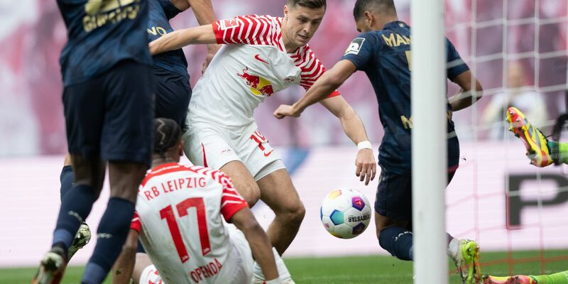 RB Leipzig (weiße Trikots) musste sich mit einem 0:0 gegen Mainz zufrieden geben. - Foto: Hendrik Schmidt/dpa
