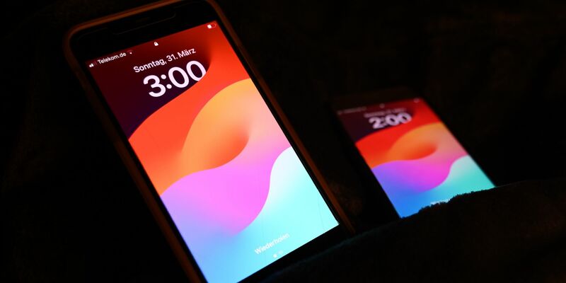 Mit der Zeitumstellung gilt hierzulande wieder die mitteleuropäische Sommerzeit. - Foto: Alicia Windzio/dpa