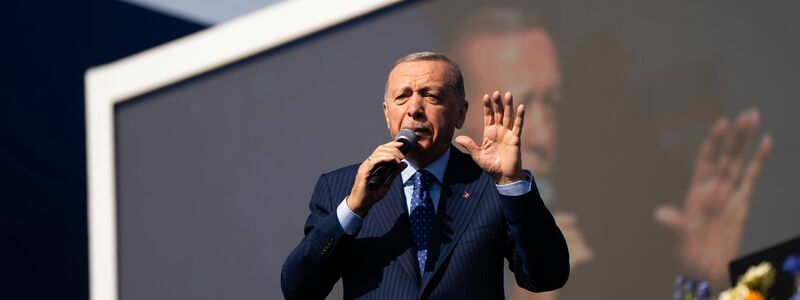 Der türkische Präsident und Vorsitzende der AK-Partei, Recep Tayyip Erdogan, hält eine Rede während einer Wahlkampfveranstaltung vor den landesweiten Kommunalwahlen. - Foto: Francisco Seco/AP/dpa
