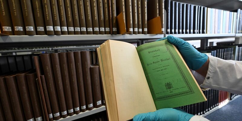 Weil giftiges Arsen einzelne Bücher aus dem 19. Jahrhundert belasten könnte, untersuchen Bibliotheken ihren Bestände. - Foto: Federico Gambarini/dpa