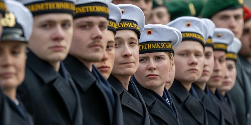 Insgesamt haben im vergangenen Jahr 15.935 Männer und 2867 Frauen den Dienst bei der Bundeswehr angetreten, in Summe also 18.802 Rekruten. - Foto: Stefan Sauer/dpa