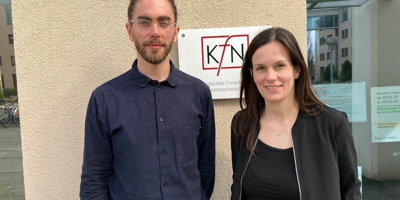Philipp Müller und Laura-Romina Goede sind Mitautoren der neuen Studie «Gewalt gegen Männer in Partnerschaften» des Kriminologischen Forschungsinstituts Niedersachsen (KFN). - Foto: Christina Sticht/dpa
