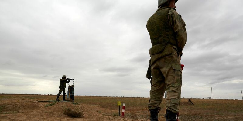Russische Rekruten auf einem Schießplatz während einer militärischen Trainingseinheit. - Foto: Ivan Vysochinsky/ZUMA Press Wire/dpa