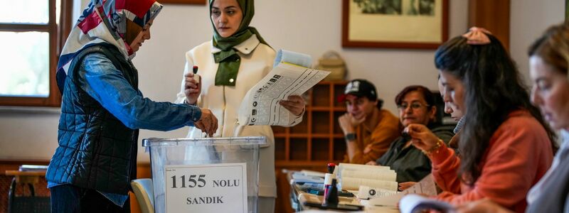 Stimmabgabe in einem Wahllokal in Istanbul. - Foto: Emrah Gurel/AP