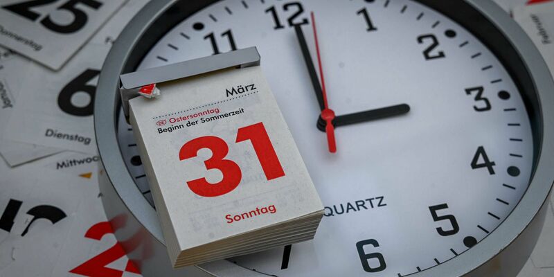 In der Nacht wurde die Zeit vorgestellt. Mit dem 31. März beginnt dieses Jahr die Sommerzeit. - Foto: Niklas Graeber/dpa