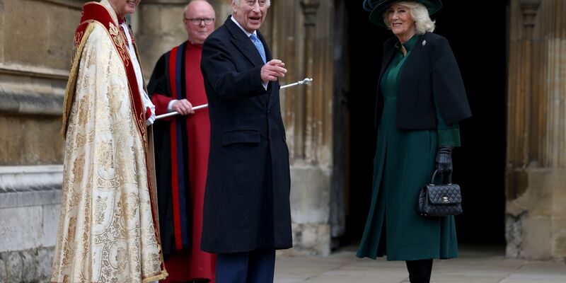 Der britische König Charles III. nahm mit seiner Frau Camilla am Ostergottesdienst in der St.-George's-Kapelle auf Schloss Windsor teil. - Foto: Hollie Adams/Reuters Pool/PA Wire/dpa