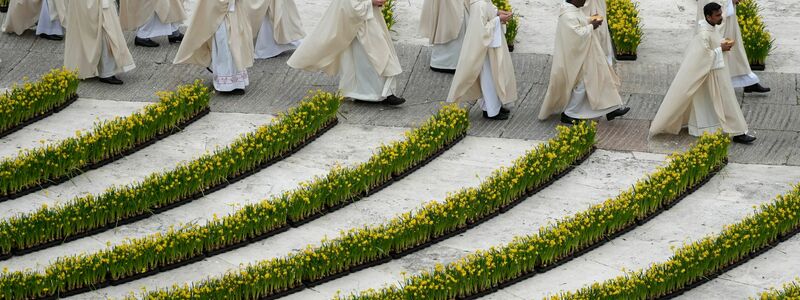 Priester bei der Messe in Vatikanstadt. - Foto: Alessandra Tarantino/AP/dpa