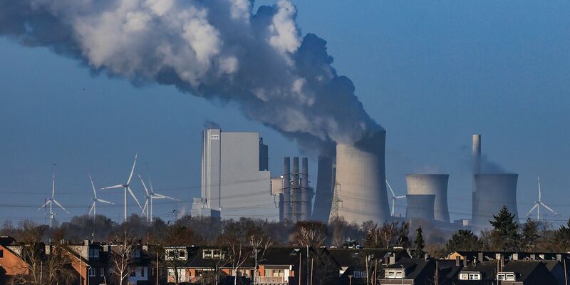 Das Braunkohlekraftwerk Neurath. Im Vordergrund der Pulheimer Ortsteil Sinnersdorf. - Foto: Oliver Berg/dpa