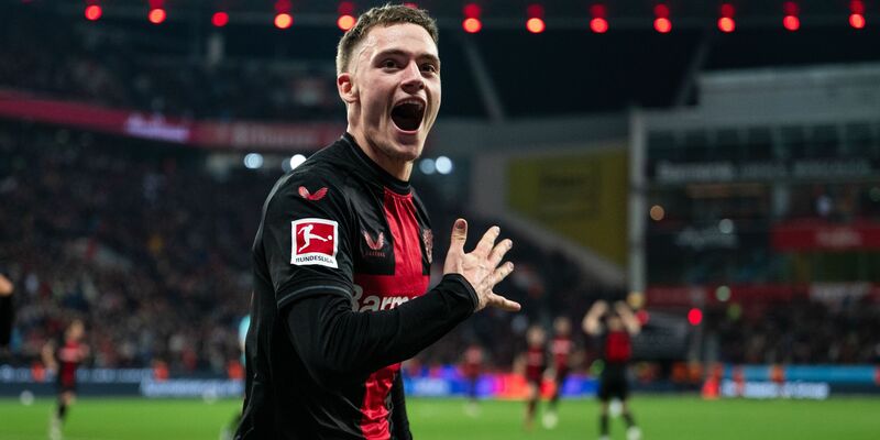 Spielt mit ganz kleinen Schienbeinschonern: Leverkusens Florian Wirtz. - Foto: Marius Becker/dpa