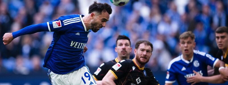 Kenan Karaman (l) und seine Schalker kamen nicht über ein 0:0 gegen den KSC hinaus. - Foto: Marius Becker/dpa