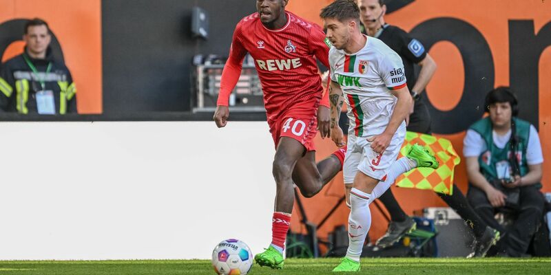 Kölns Faride Alidou (l) im Laufduell mit dem Augsburger Mads Pedersen. - Foto: Harry Langer/dpa