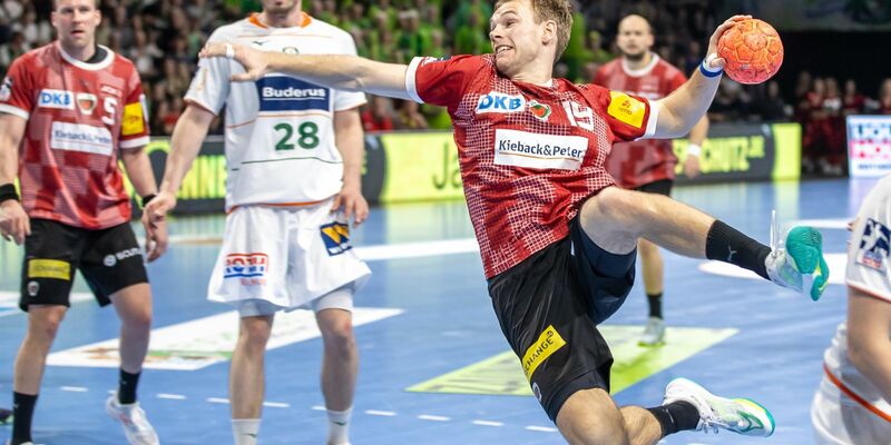 Mathias Gidsel (r) und die Füchse holten sich gegen Wetzlar einen Arbeitssieg. - Foto: Andreas Gora/dpa