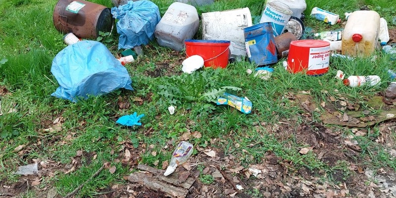 FW-KLE: Gefahrgut-Einsatz: Chemikalien-Kanister auf Parkplatz an Landstraße entsorgt - Foto: presseportal.de