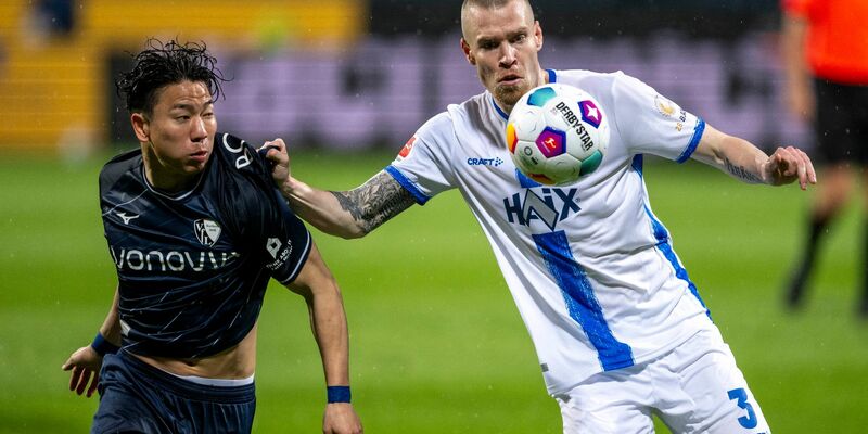 Darmstadts Thomas Isherwood (r) im Zweikampf mit dem Bochumer Takuma Asano. - Foto: David Inderlied/dpa