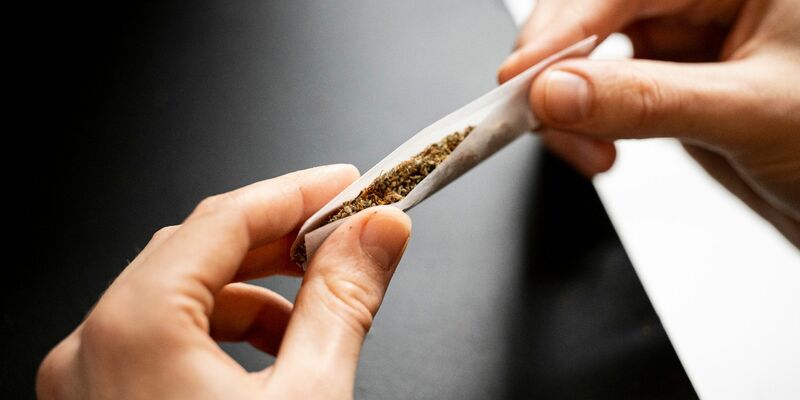 An Bahnhöfen ist der Cannabis-Konsum verboten. - Foto: Hannes P Albert/dpa