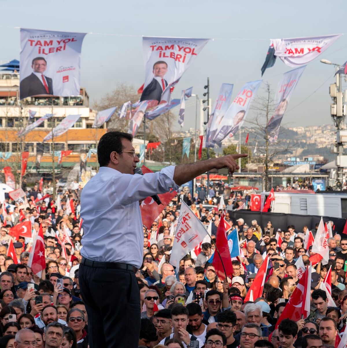 Ekrem Imamoglu konnte keinen Oppositionsblock hinter sich vereinen - und entschied die Wahl dennoch für sich. - Foto: Tolga Uluturk/ZUMA Press Wire/dpa