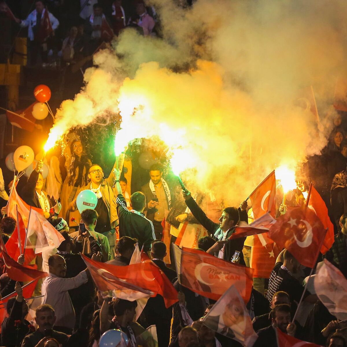 Anhänger der Mitte-Links-Partei CHP feiern vor dem Rathaus in der türkischen Hauptstadt Ankara. - Foto: Ali Unal/AP/dpa