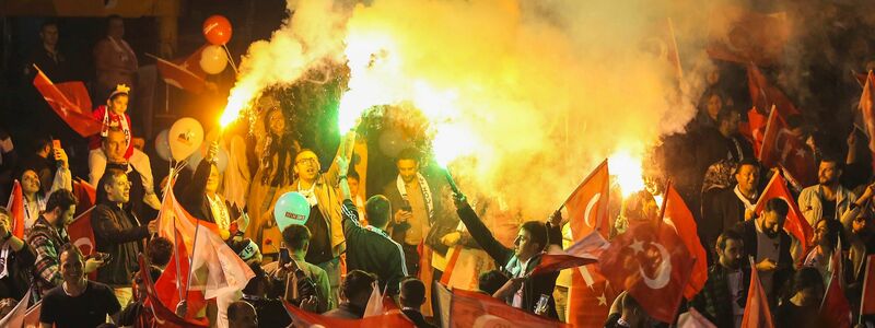 Anhänger der Mitte-Links-Partei CHP feiern vor dem Rathaus in der türkischen Hauptstadt Ankara. - Foto: Ali Unal/AP/dpa