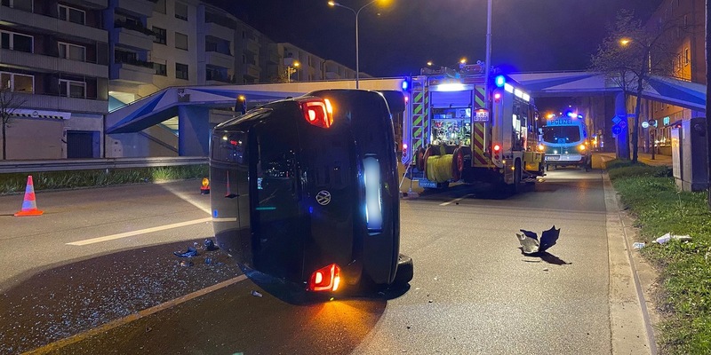 FW-M: Fahrzeug auf der Seite (Untergiesing) - Foto: presseportal.de