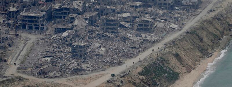 Trümmer wo früher Häuser waren. Blick auf Gaza-Stadt aus einem Flugzeug der US-Luftwaffe. (Symbolbild) - Foto: Hussein Malla/AP/dpa