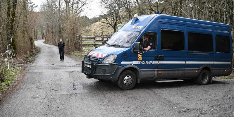 Eine Spaziergängerin stieß in dem waldigen Gebiet auf die Knochen, - Foto: Nicolas Tucat/AFP/dpa