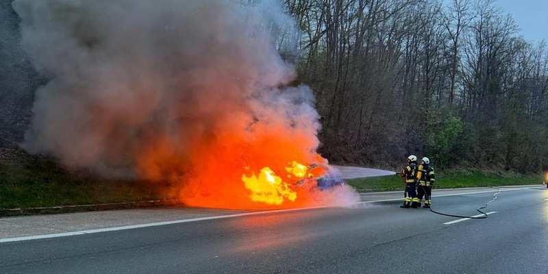 FW-EN: PKW brennt auf Autobahn und qualmende Batterie an einer Schule - Foto: presseportal.de