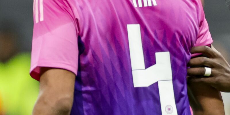 Das Design der Nummer 4 auf den Trikots der deutschen Nationalmannschaft soll geändert werden. - Foto: Christian Charisius/dpa