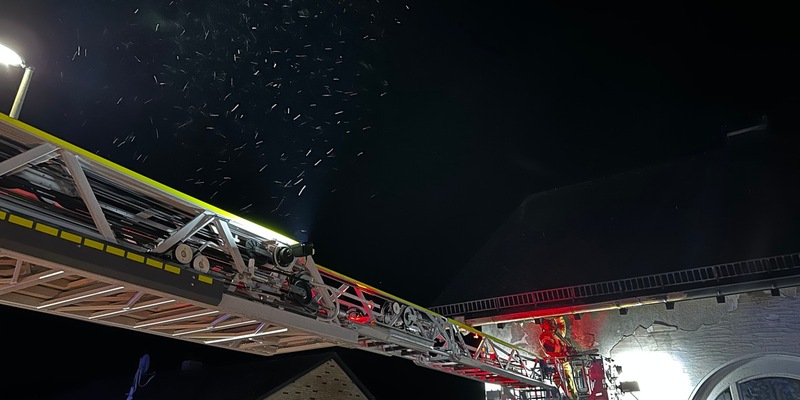 FW Menden: Brennender Smart am Heckenrosenweg - Foto: presseportal.de