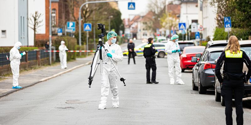 Mitarbeiter der Spurensicherung der Polizei arbeiten am Tatort in Nienburg. - Foto: Moritz Frankenberg/dpa