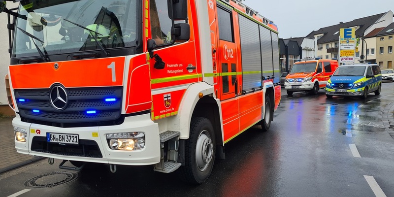 FW-BN: PKW schleudert nach Unfall in Baugerüst, zwei Verletzte - Foto: presseportal.de