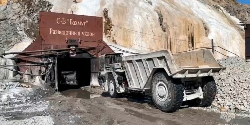 Spezialisten hatten zuletzt einen 70 Meter langen Tunnel gebohrt, um an die Verschütteten in rund 120 Metern Tiefe zu kommen. - Foto: Russia Emergency Situations Ministry/AP/dpa