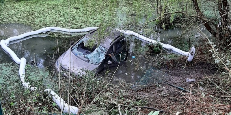 FW-DO: PKW fährt in Tümpel - zwei beteiligte Personen - Foto: presseportal.de