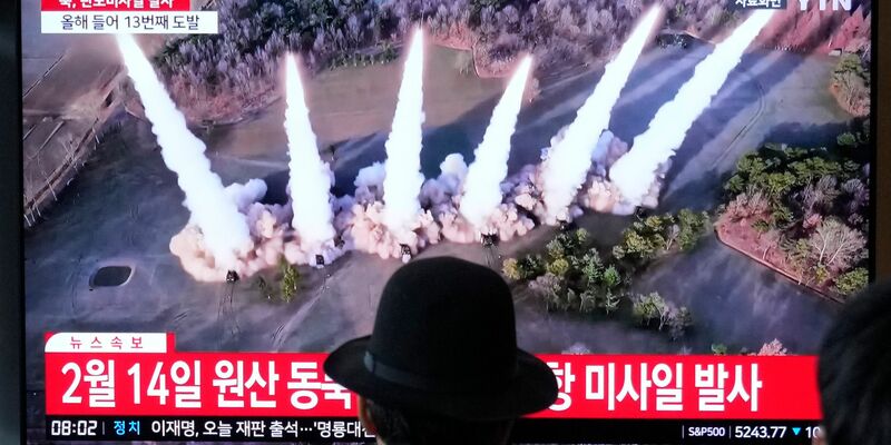 Nordkorea hat seit Anfang 2022 wieder mehrfach atomwaffenfähige Raketen und Marschflugkörper getestet. - Foto: Ahn Young-joon/AP/dpa