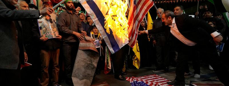 In Teheran versammelten sich einige Hunderte Regierungsanhänger zu Protesten und riefen «Tod für Israel» und «Tod für Amerika». - Foto: Vahid Salemi/AP/dpa