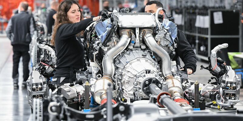 Die Beschäftigungssituation am Autostandort Deutschland hat sich laut einer Studie 2023 kaum verbessert. - Foto: Bernd Weißbrod/dpa