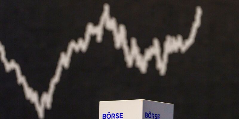 Die Kurve des Deutschen Aktienindex zeigt nach oben. - Foto: Andreas Arnold/dpa