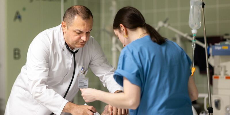 Oberarzt Goran Jordanoski fühlt sich wohl im Krankenhaus Sondershausen in Thüringen. - Foto: Michael Reichel/dpa